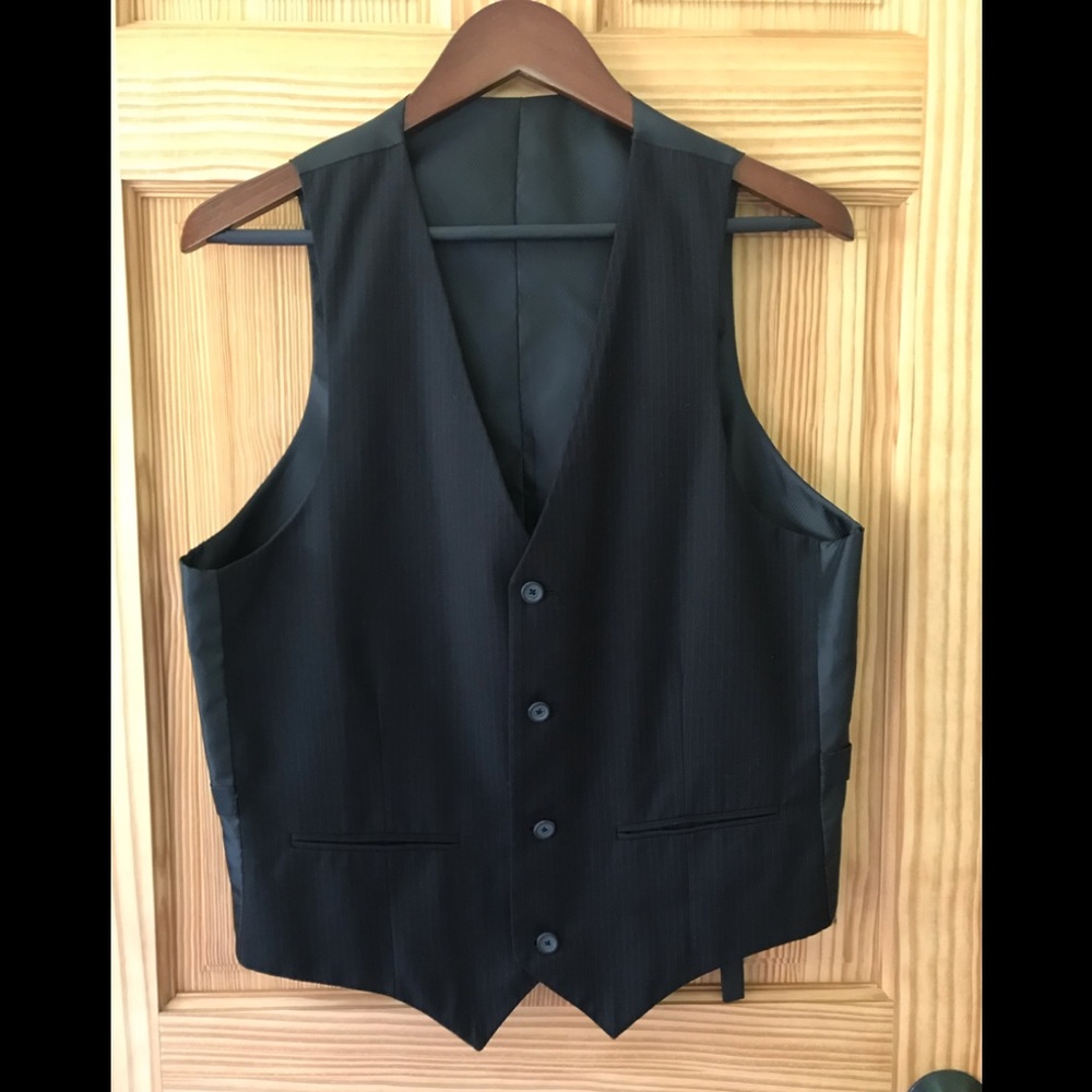 Men’s in stripe lined suite vest. Size 38R. Black